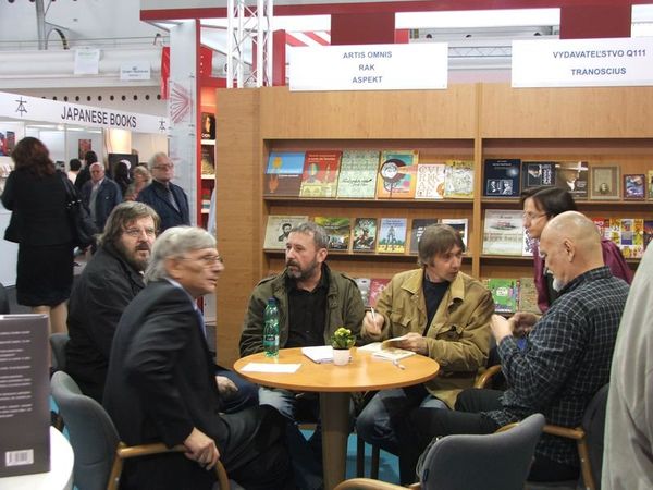 Boris Filan, Rasťo Piško a Janko Litvák v stánku