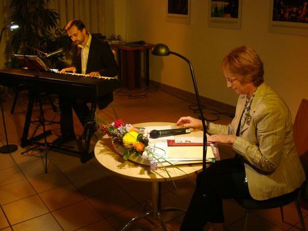 Stanislav Šurín pri klavíri a Daniela Humajová pri stolíku