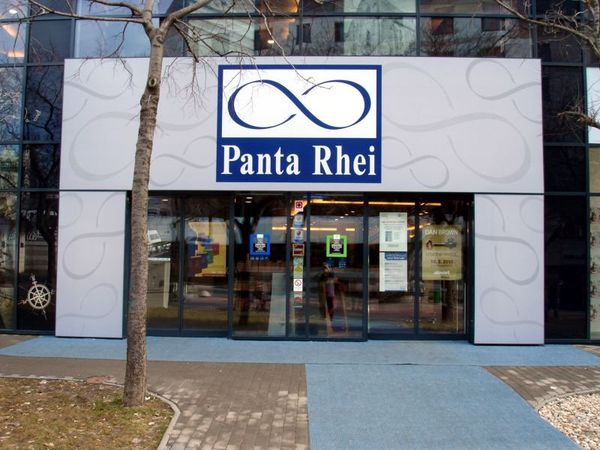 Vchod do predajne Panta Rhei na Poštovej ulici v Bratislave