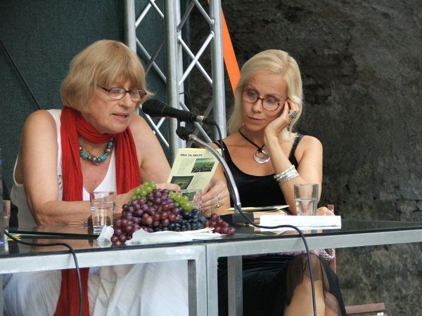 Mila haugová, Elena Hidvéghy-Yung
