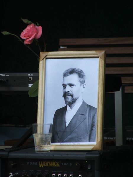 kukučínova fotografia s pohárom a ružou