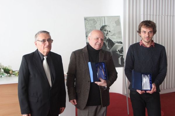 Karol Wlachovský (zľava), prekladateľ všetkých kníh Lajosa Grendela do slovenčiny, s laureátmi Ceny Jána Johanidesa 2014 