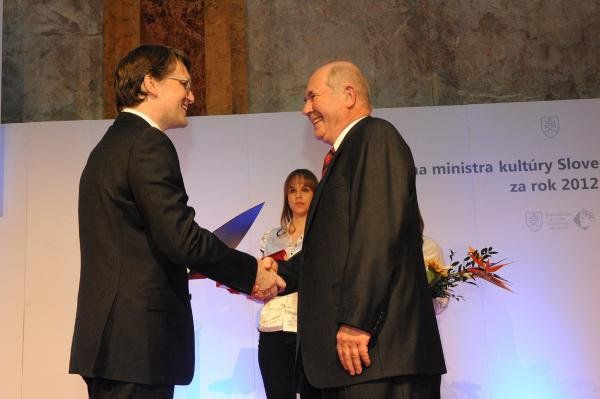 Minister kultúry Marek Maďarič odovzdáva cenu Ondrejovi Sliackemu