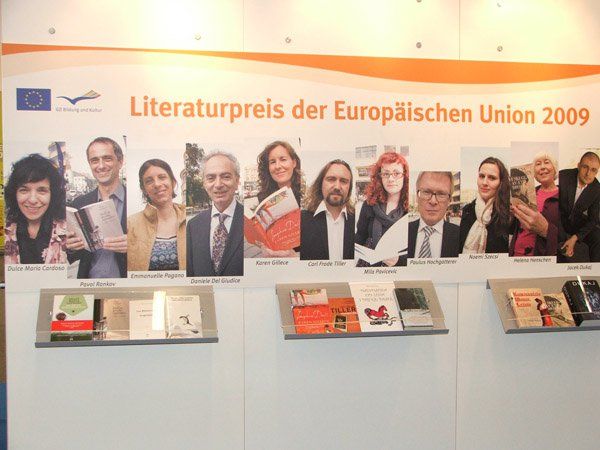 Panel s fotografiami laureátov ceny EÚ
