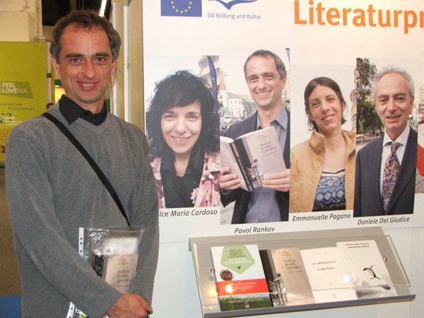 Pavol Rankov pri paneli s fotkami laureátov ceny EÚ