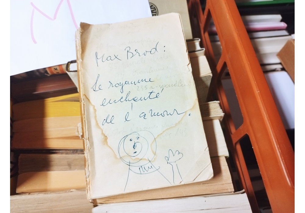 Pršalo a Milan Kundera mu daroval klobúk. Teraz skúma jeho súkromnú knižnicu, privezenú z Paríža - 5